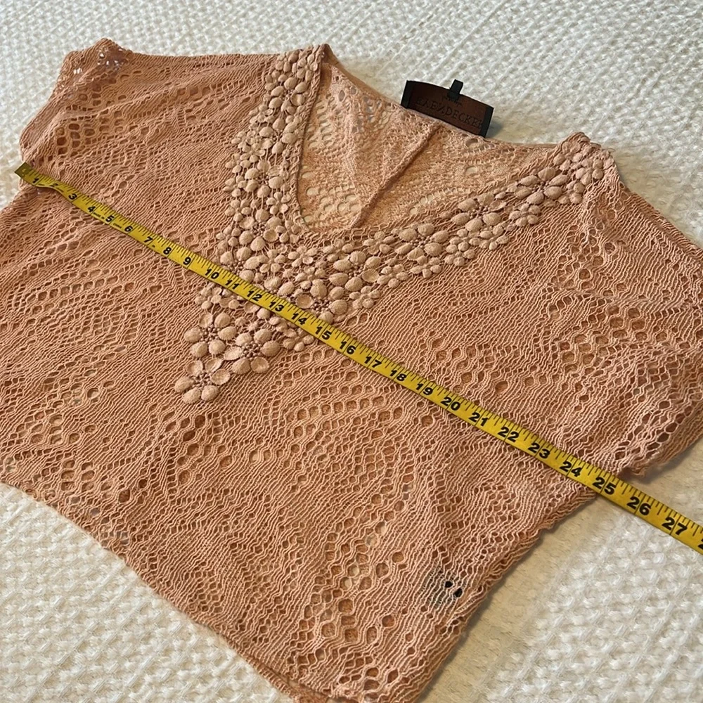 Leyendecker Cold Shoulder Salmon Crochet V-Neck Crop Top size 4